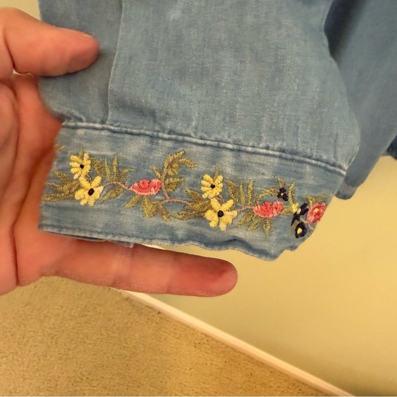 Vintage Northern treasures Blue Embroidered  chambray Jean Shirt women’s size M - Picture 4 of 10
